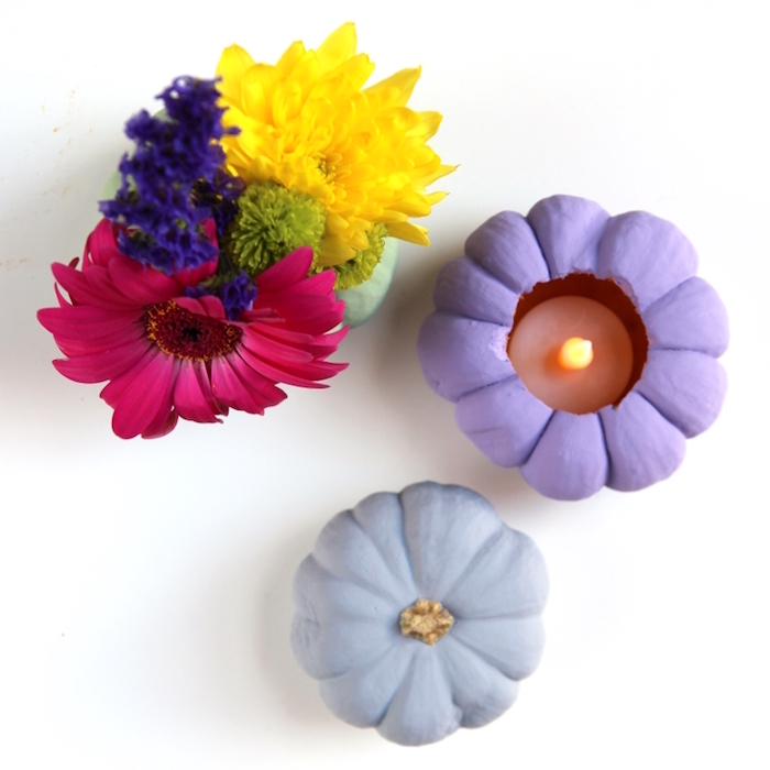 Kreative DIY Idee für herbstliche Tischdeko, Vase und Kerzenhalter aus kleinen Kürbissen