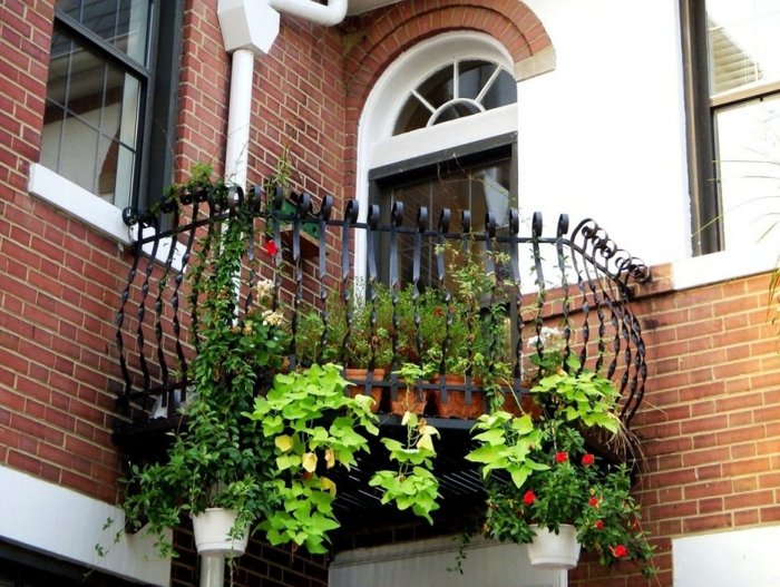 sitzecke balkon, auf diese mini terrasse gibt es platz für nur ein stuhl, hängende pflanzen, grüne deko ideen