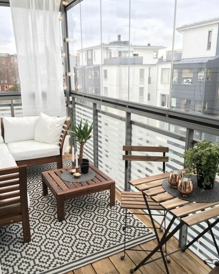 balkon ideen zum nachmachen, stilvolles interieur, skandinavischer stil, holzmöbel, gläser, kerze, pflanzen