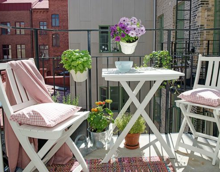 balkon verschönern, skandinavischer stil weiße möbel, tisch und stühle, bunte blumen, deko ideen