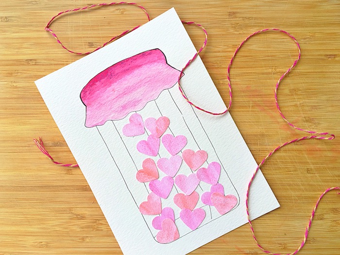 Hochzeitskarte selber basteln, kleine rosa Herzen kleben, mit Faden dekorieren