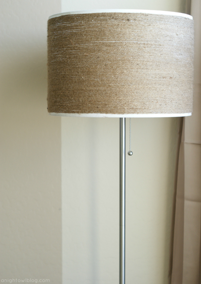 lampe selber brauen material, hohe stehlampe mit lampenschirm aus weißem papier dekoriert mit leinenschnur