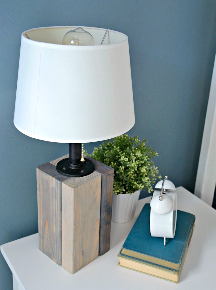 diy lampenschirm, stehlampe mit basis aus holz, kleine grüne pflanze, schlafzimmer deko