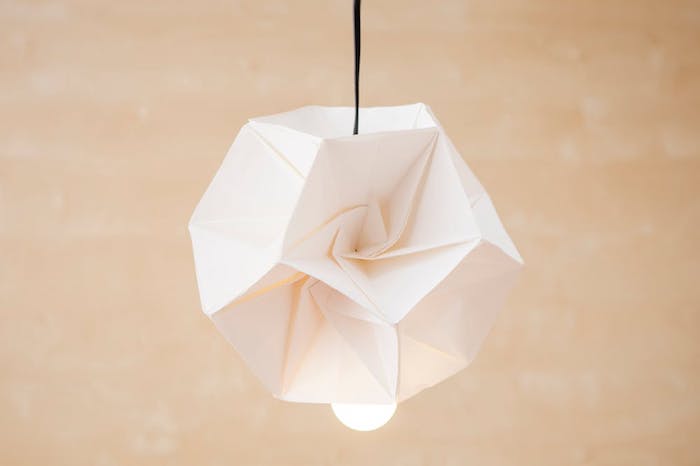 lampenschirm basteln, beige wand, diy deko, origami lapme aus papier, deckenlampe