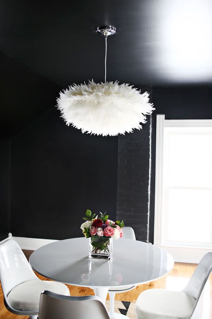 lampenschirm selber machen, schwarze wände, moderne einrichtung, weiße feder, tisch mit vier stühlen
