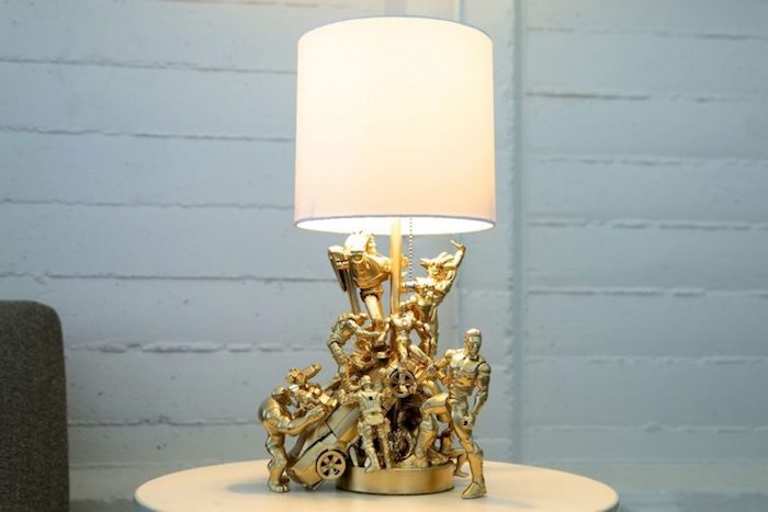 lampenschrim papier, tischlampe mit kleinen figuren, goldene farbe, tischlampe diy