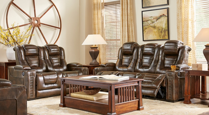 fünf Sessel aus Leder, ein Tisch aus Holz, beiger Teppich, Wohnzimmergestaltung