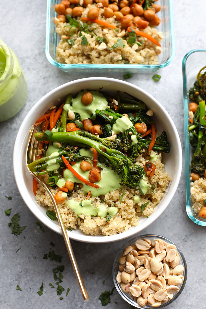 kleine schale mit erdnüssen, gesunder salat mit quinoa und brokkoli, schnelle rezepte