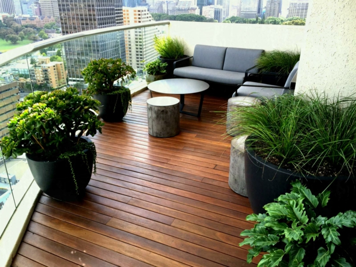 wohnen in einer großstadt und nah der natur bleiben, viele grüne pflanzen auf terrasse oder balkonschmalen balkon gestalten, 