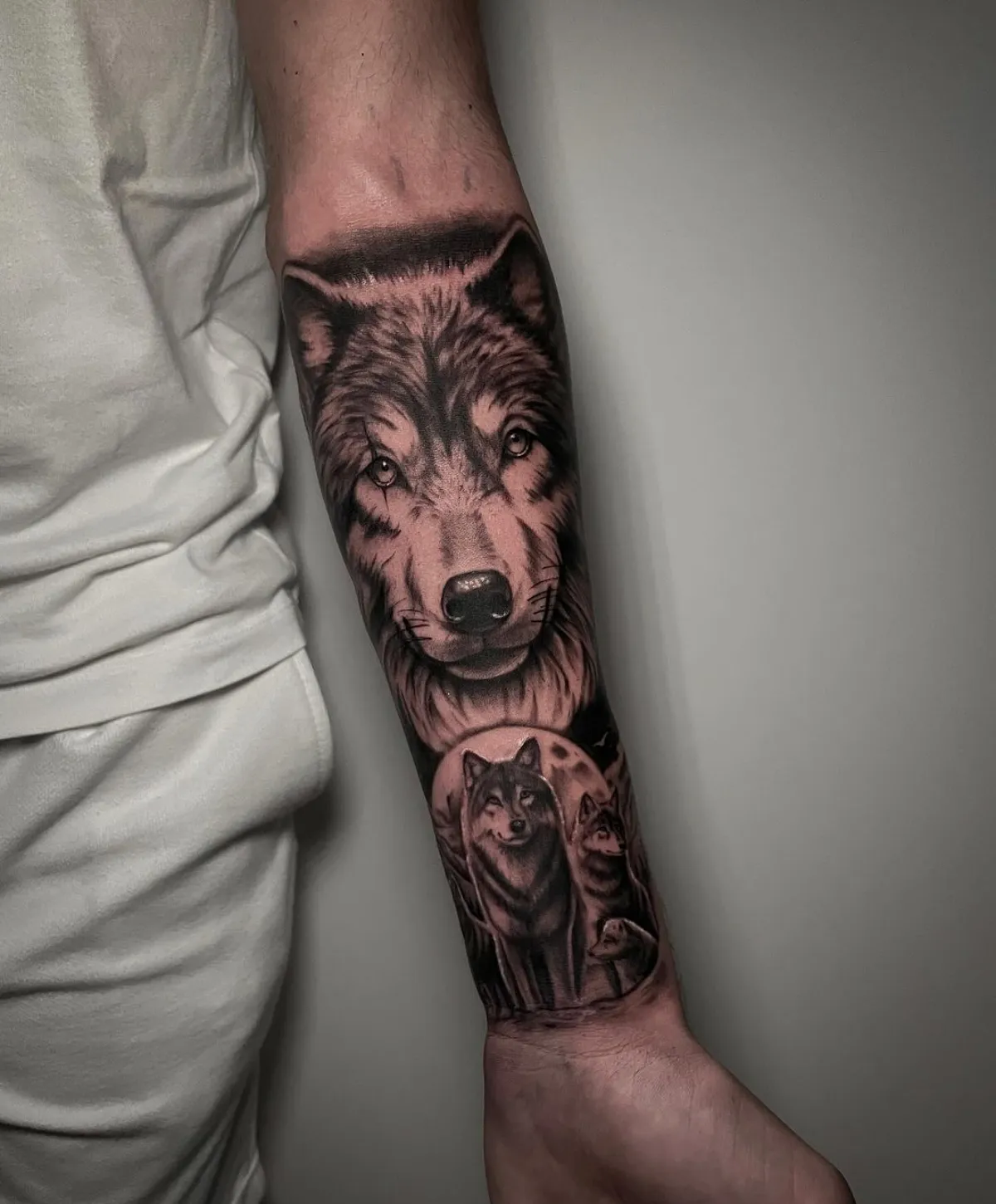 männer tattoo wolf am unterarm realistisches design