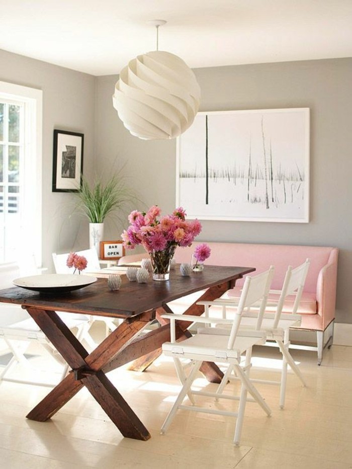 hölzerner tisch für kleine küche mit pinken blumen dekorieren, wandbild in weiß, rosa sofa in der nähe, große runde weiße lampe