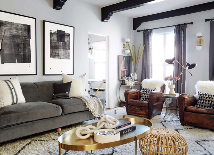 zwei Sessel, graues Sofa, gerundeter goldener Coachtisch, Wohnzimmergestaltung
