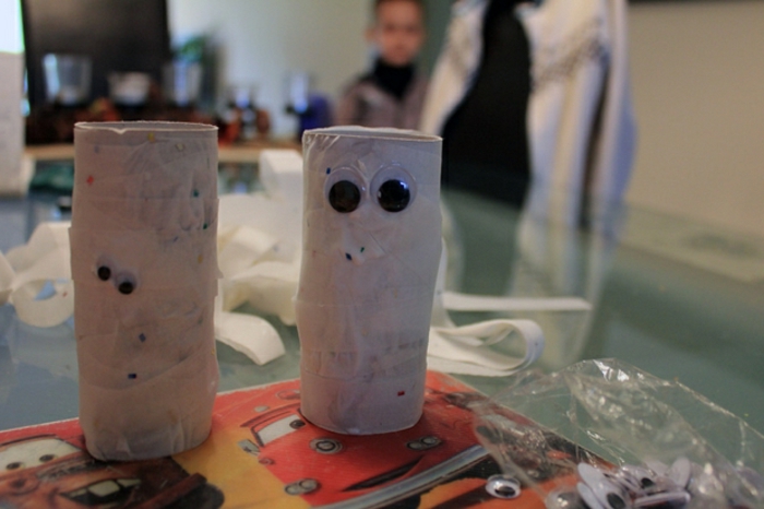 zwei Mumien aus Papier und Klorollen, Bastelideen mit Klopapierrollen