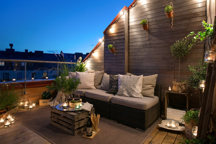 romantischer balkon gestalten, ein foto am abend, beleuchung, blumen.palettenmbel, perfekter raum für party