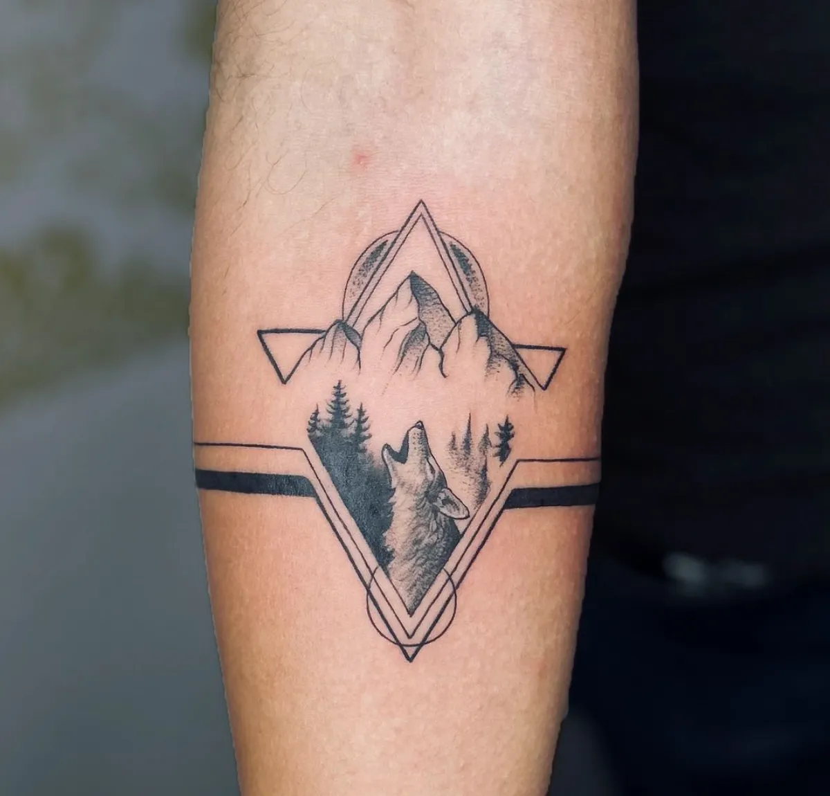 natur tattoo motive wolf gebirge am unterarm