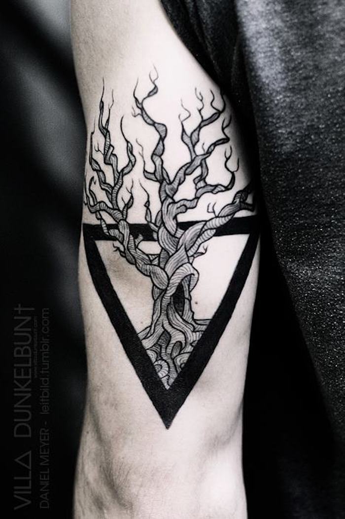 Großes schwarzes Tattoo am Oberarm, Tattoo Motive für Männer, Baum in Dreieck