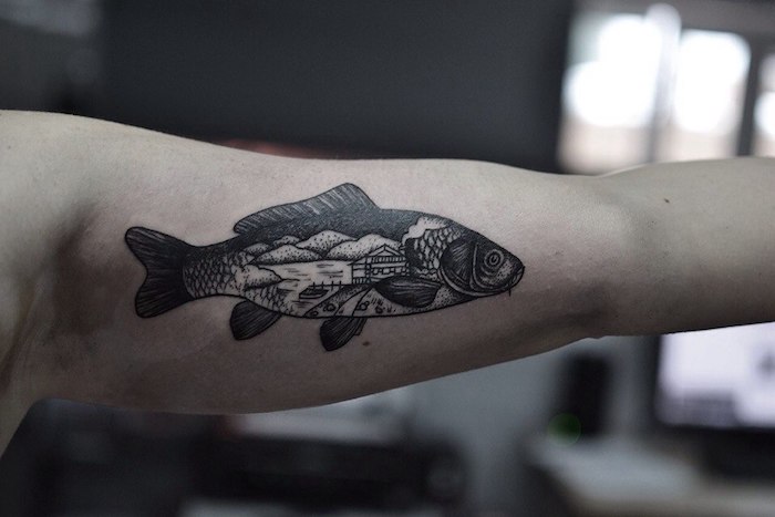 Tattoo am Oberarm, Fisch Tattoo, kleines Haus, See und Gebirge darin