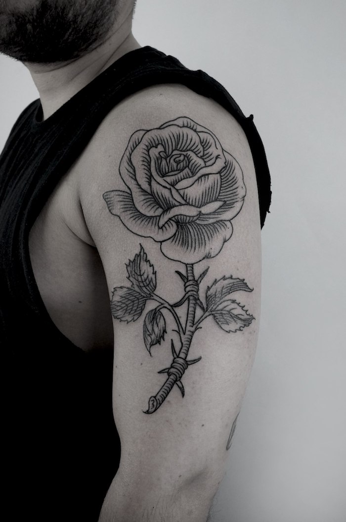 Idee für Tattoo am Oberarm, Rose mit großer Blüte, schwarze Tattoos für Männer