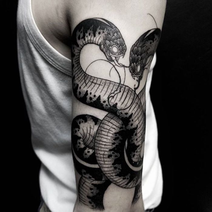Idee für Tattoo am Oberarm, zwei große Schlangen, Tattoo Motive für Männer