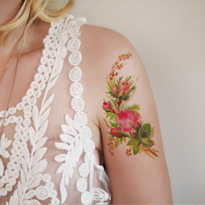 vergissmeinnicht tattoo, buntes tattoo am arm und schulter, schönes kleid aus spitze in weißer farbe