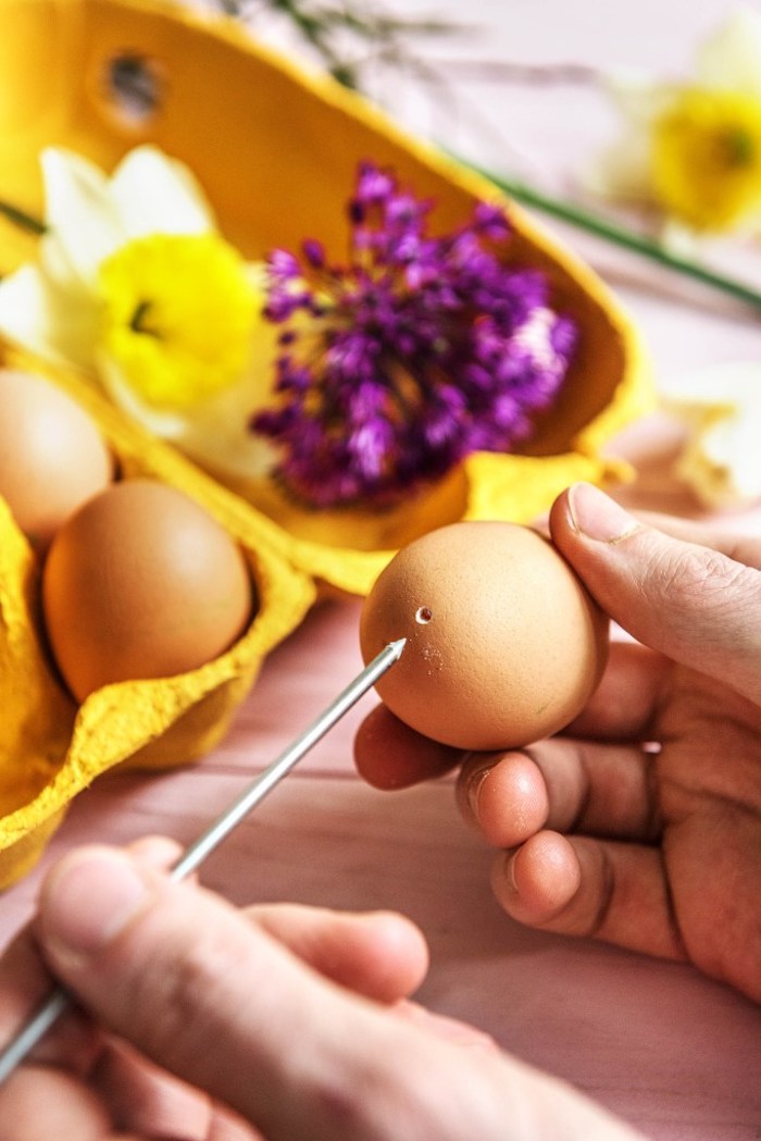 DIY Idee für kreative Osterdeko, Eier mit Paraffin-Wachs füllen, selbstgemachte Kerzen