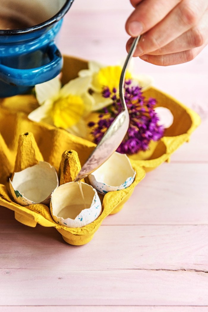 Eier mit Paraffin-Wachs füllen, kreative Idee für Osterdeko, Anleitung in drei Schritten
