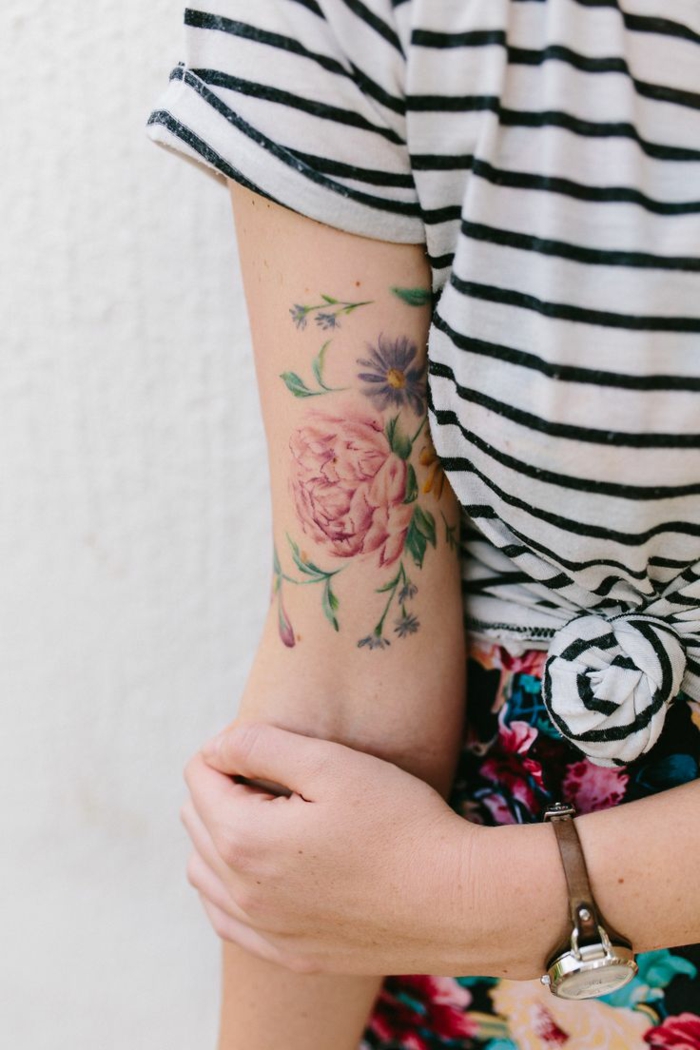 tattoo wasserfarben, bunte tattoos am arm einer frau, kariierte bluse, bunte rosen, tattoo idee