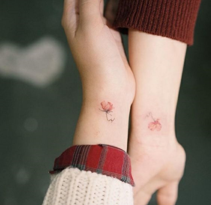 tattoo blumen motive und ideen, kleine blumen von rosen als symbol der reundschaft und liebe, freundinnen