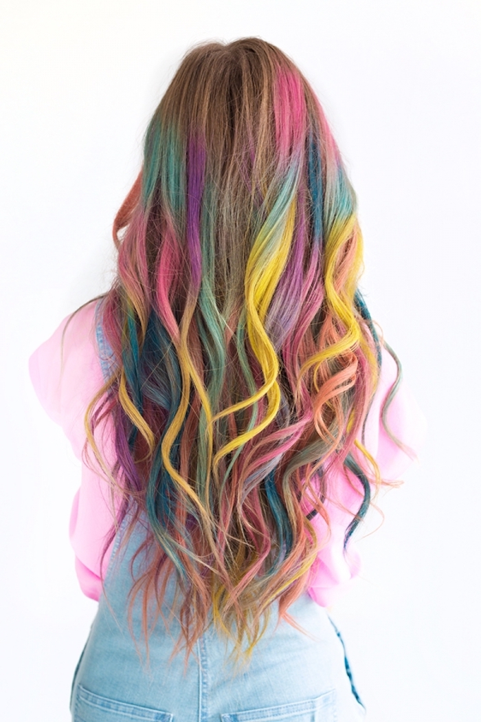 Haare bunt färben, Regenbogen Strähnen, lange Haare, schöne Wellen, rosa Top, hellblaue Jeans
