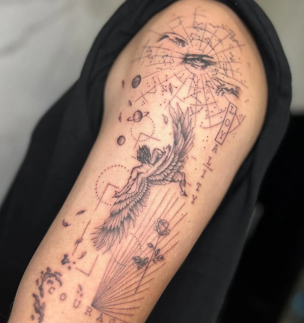 religiöses tattoo motiv fallender engel arm