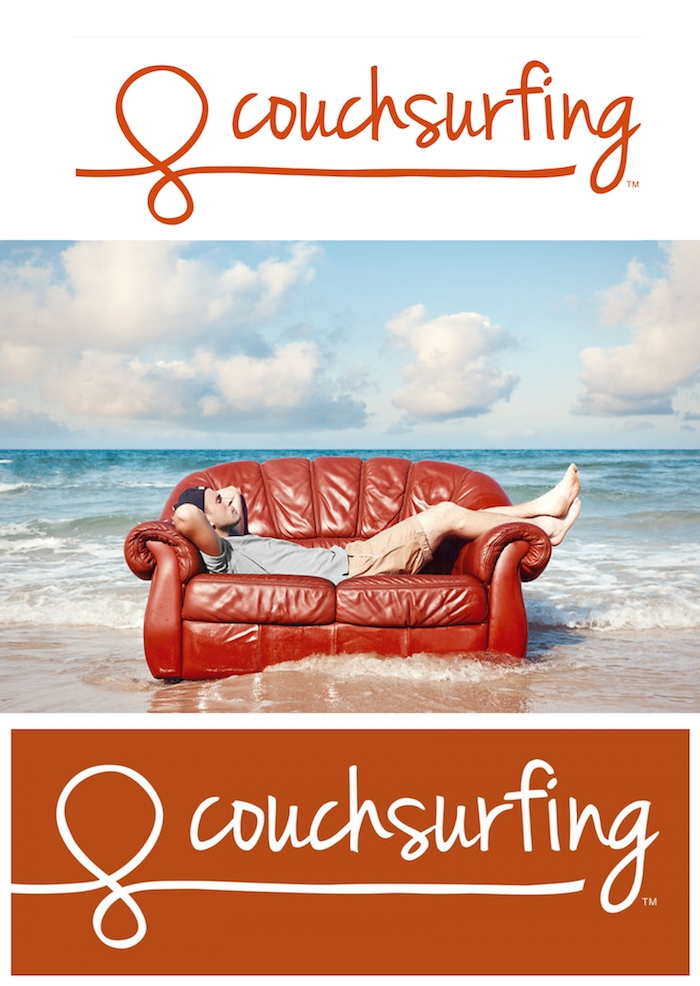 couchsurfing - ein mann und ein braunes sofa, meer und strand