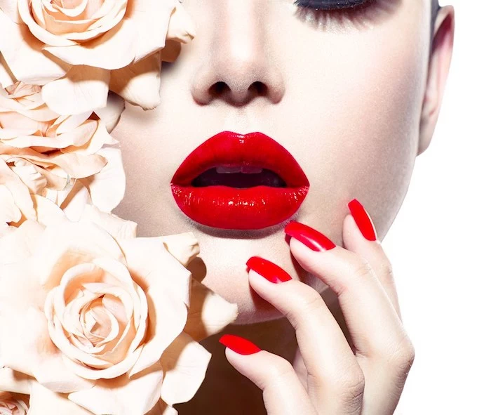 richtig schminken, frau, frauengesicht, knallroter lippenstift, glänzende lippen, lange rote nägel, rosen