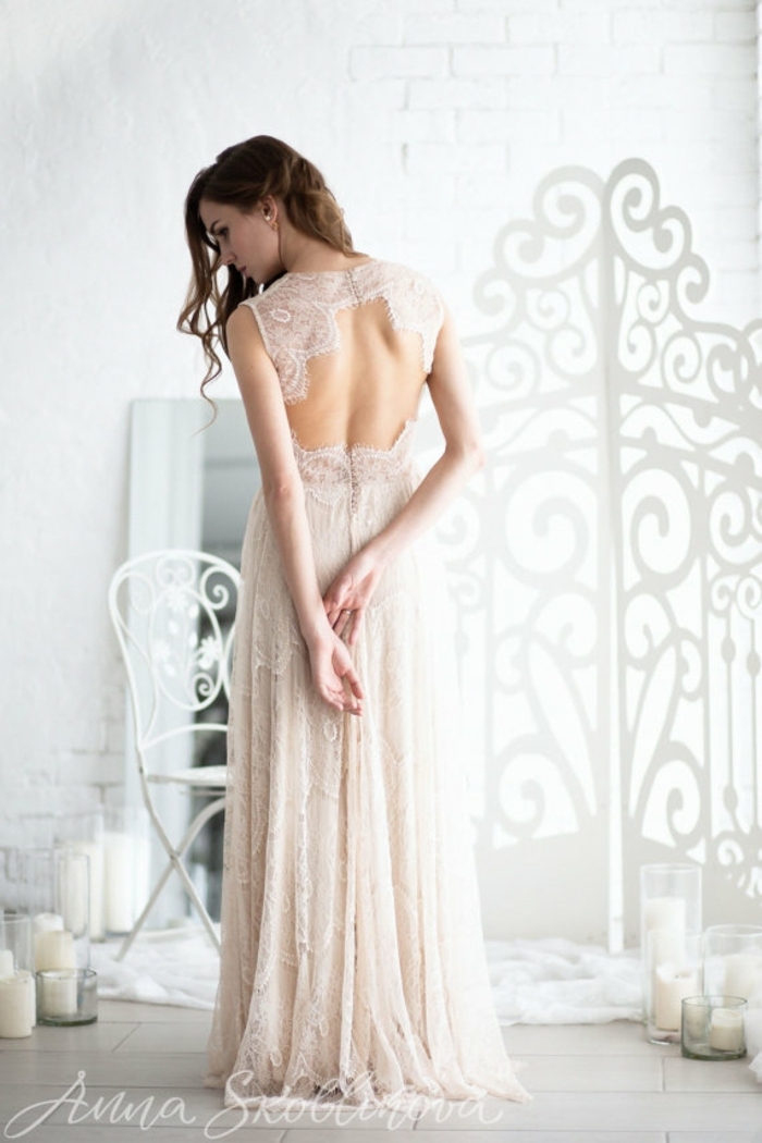 nackter Rücken, cremiges Hochzeitskleid, Brautkleid Boho Spitze, braunhaarige Braut