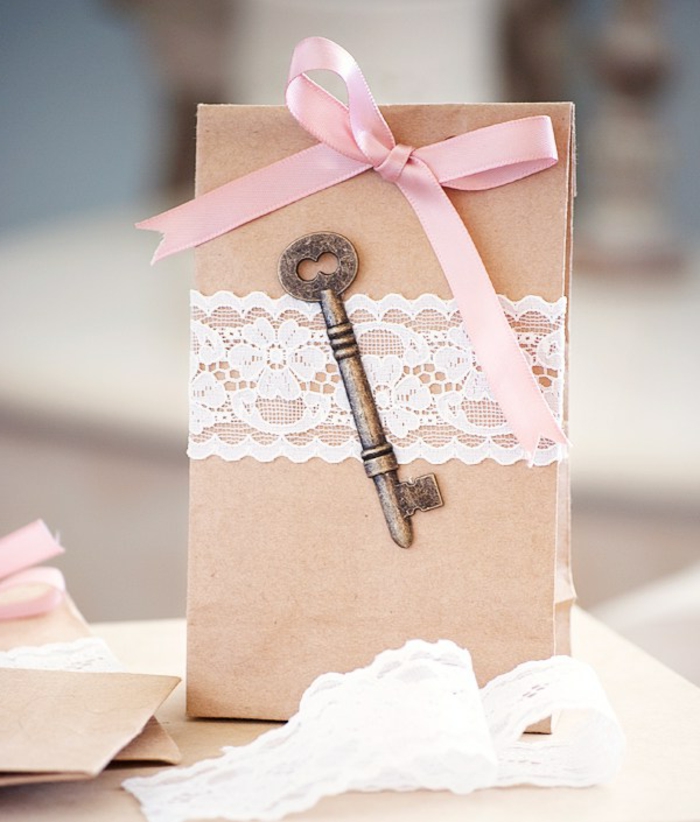 Geschenktüte basteln aus braunem Papier, Geschenktüte für Hochzeit, rosa Schleife, Spitze und eine kleine Schlüssel