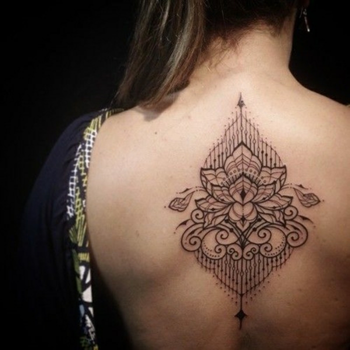 tattoo wasserfarben, mandala tattoo idee am rücken, tattoo gestaltung kreativ, schön, östliche tradition