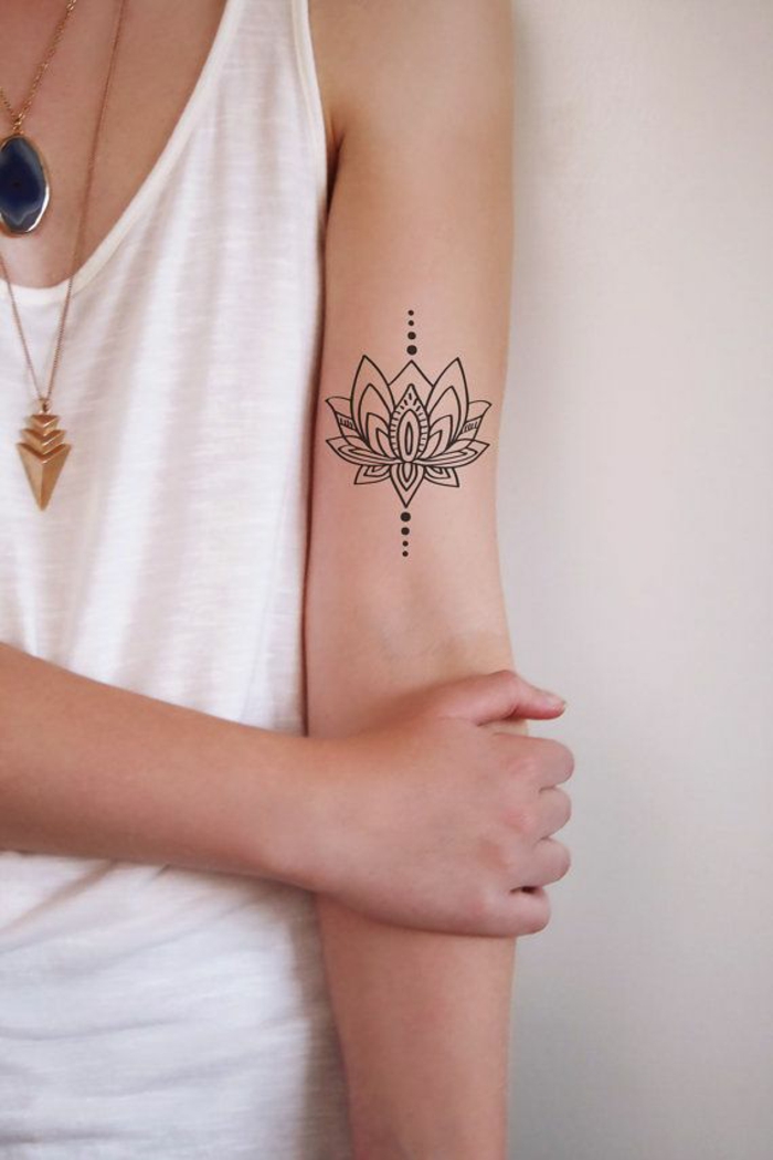 tattoo wasserfarben, mandala zeichnung am arm, eine frau mit weißem top und goldene kette am hals