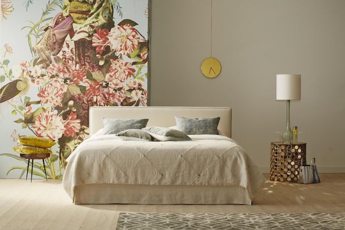 Schlafzimmer einrichten und dekorieren, Tapete mit Blumenmuster, Bett in Beige