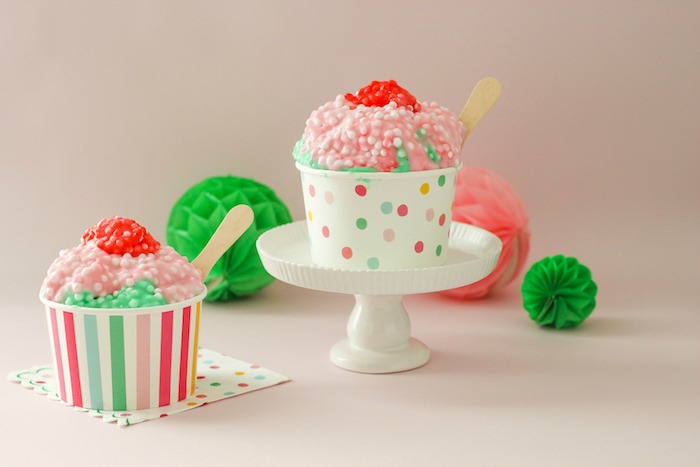 Schleim in Form von Eiscreme, mit kleinen Blasen, drei Farben, Grün Rosa und Rot