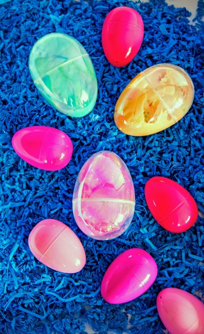 Schleim in durchsichtigen Eiern aus Kunststoff, Osterdeko und Spielzeug für Kinder zugleich