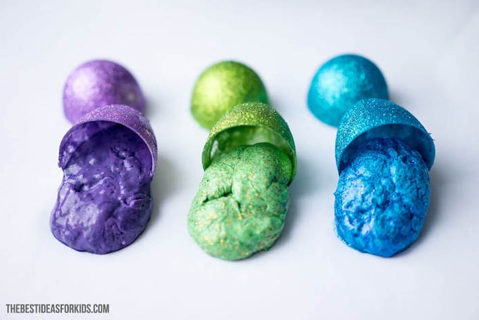 Lila grüner und blauer Schleim in drei Ostereiern mit Glitter, schönes Ostergeschenk für Kinder