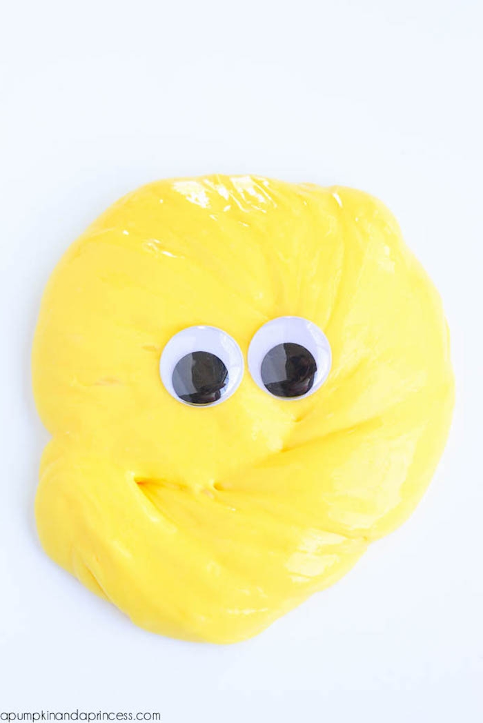 Gelber Schleim mit Wackelaugen, Minion aus Schleim selber machen, lustige DIY Idee