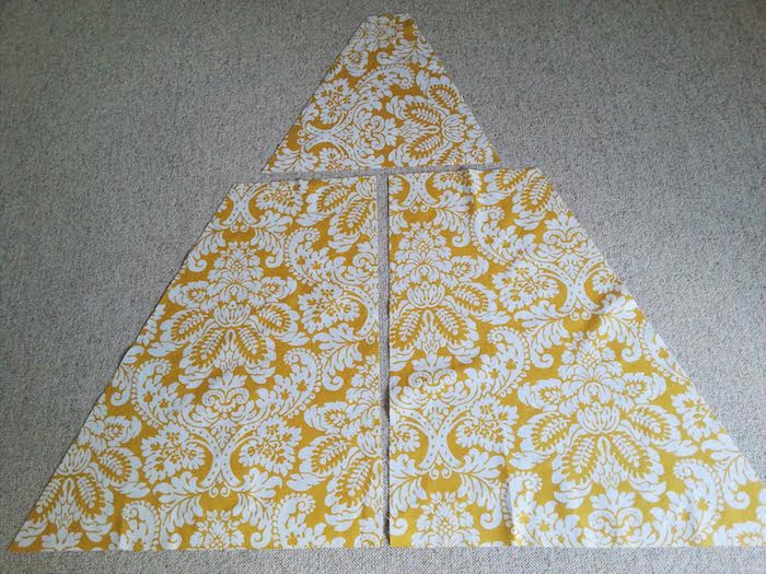 ein großes dreieck aus drei teilen aus einem gelben stoff mit vielen weißen blumen und weißen blättern und ein grauer teppich, ein tipi spielzelt selber bauen