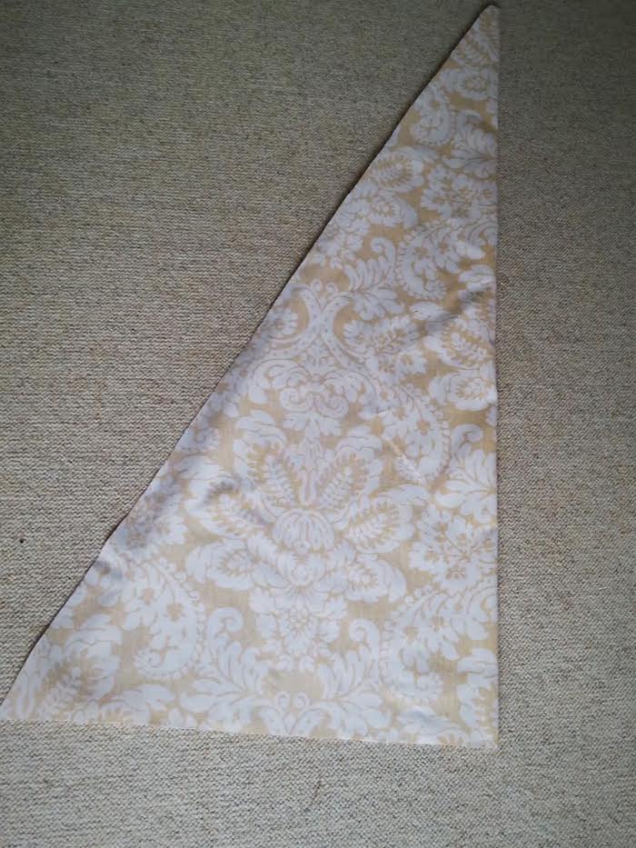 eine schritt für schritt diy anleitung, ein grauer teppich und ein großes dreieck aus einem gelben stoff mit vielen großen weißen blumen und blättern