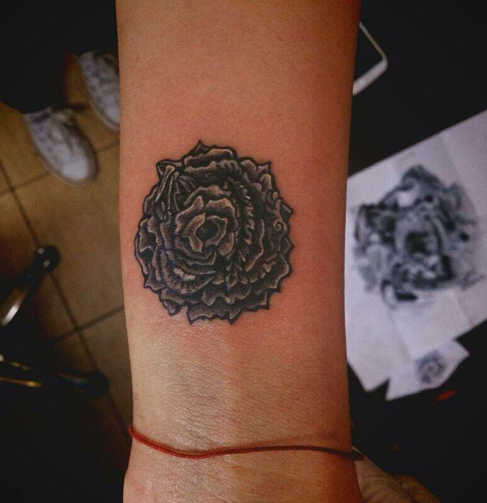 gänseblümchen tattoo, ein großes tattoo an hand, rose, pfingstrose, andere blumensorten, rote faden an hand, glücksbringer