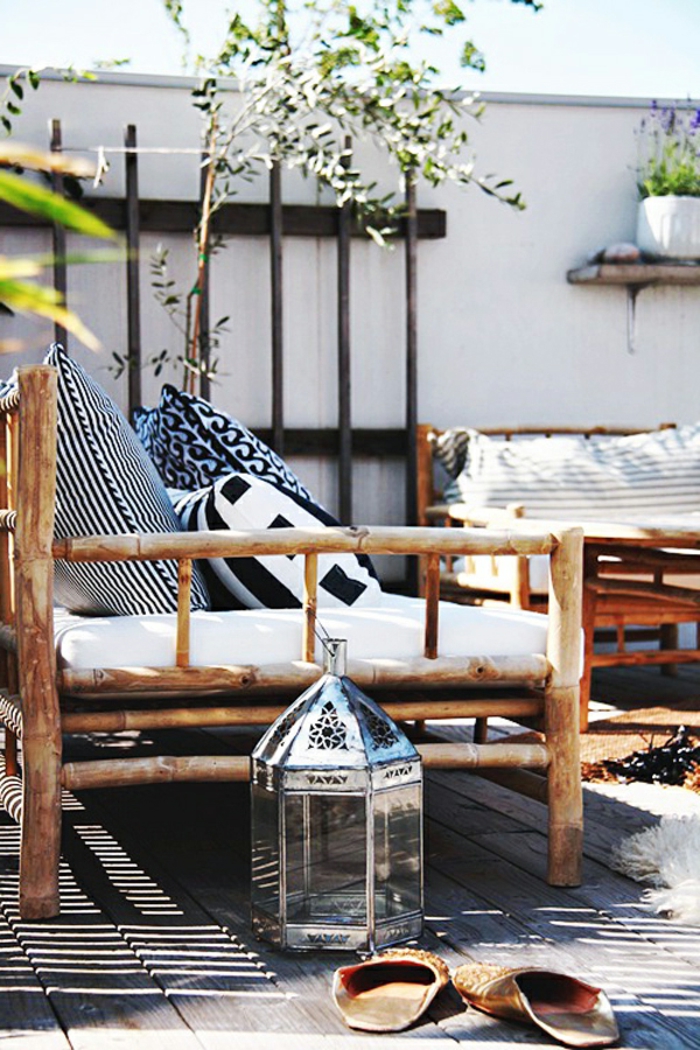 balkon einrichten im authentischen stil, hölzernes sofa, deko kissen, pflanze, lampe designer idee