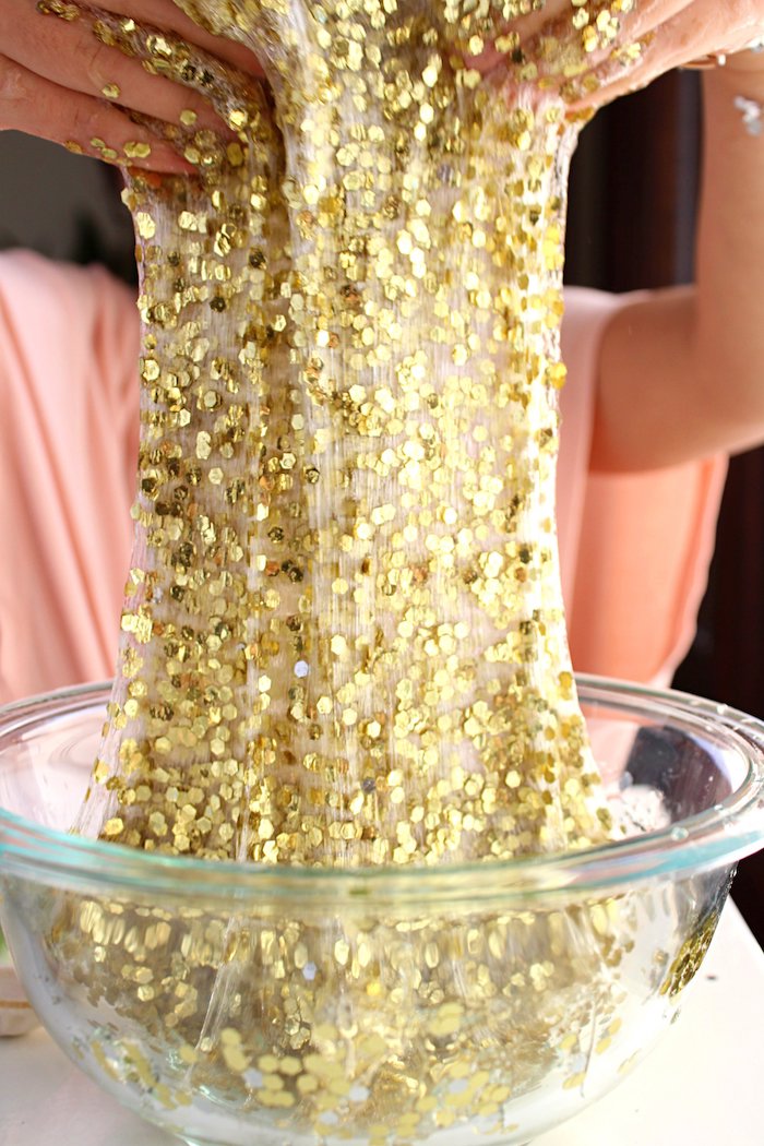 Slime mit goldenen Pailletten selber machen, Schleim mit Glitter, in Schüssel Zutaten vermischen