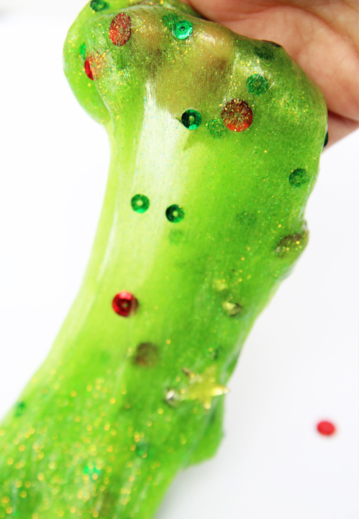 Grüner Schleim mit Pailletten und kleinen Sternchen, mit Slime zu Weihnachten spielen