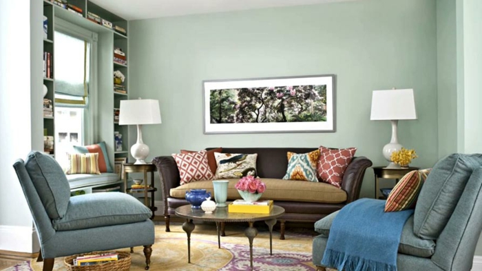 ein braunes Sofa, zwei blaue Sessel, zwei weiße Lampen, Einrichtungsideen Wohnzimmer