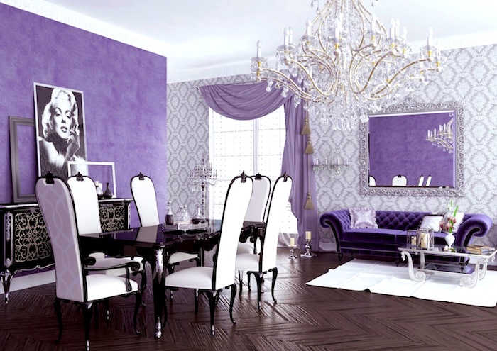 ein modernes wohnzimmer einrichten mit einem schwarzen tisch und mit großen weißen stühlen, eine violette wand und ein großer spiegel, aubergine farbe kombinieren, ein boden aus holz 