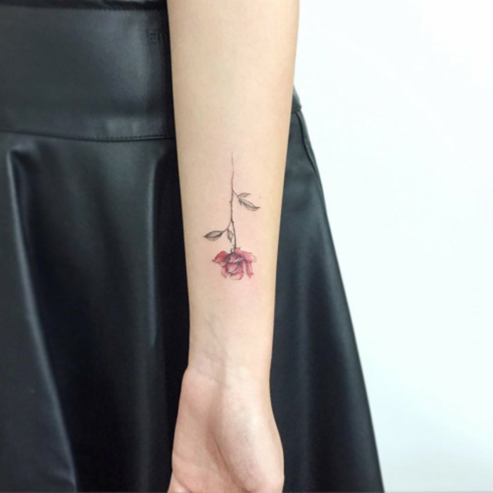 bedeutung blumen mit wasserfarben als tattoo gestalten, idee am arm kleine rote rose, schwarzes ledekleid